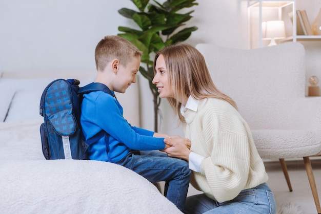 Familia feliz preparándose para la escuela niño con mamá