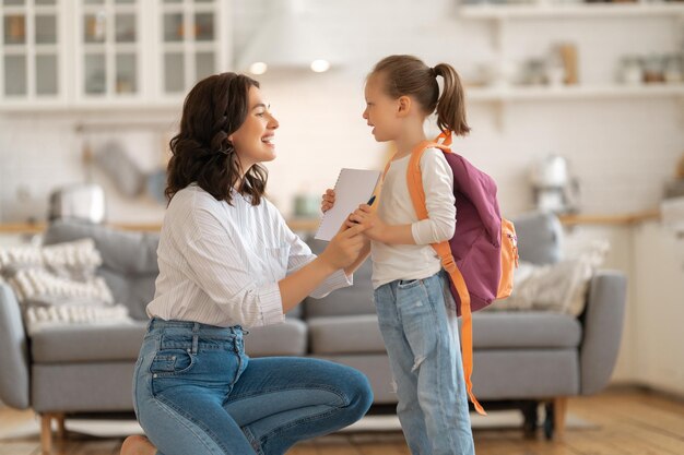 Familia feliz preparándose para la escuela