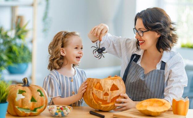 Familia feliz preparándose para Halloween