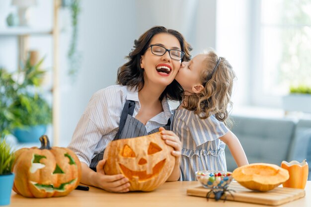 Familia feliz preparándose para Halloween