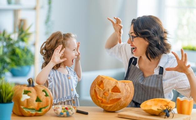 Familia feliz preparándose para Halloween