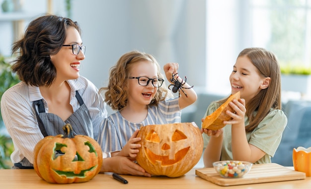 Familia feliz preparándose para Halloween