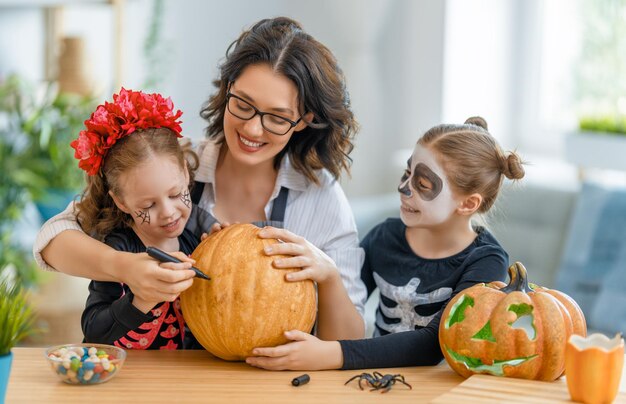 Familia feliz preparándose para Halloween