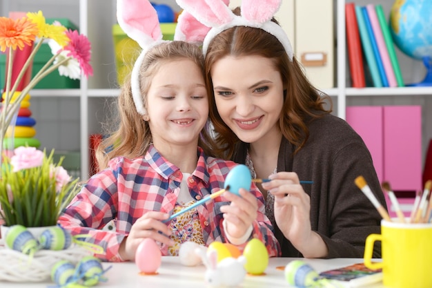 Familia feliz preparándose para la Pascua