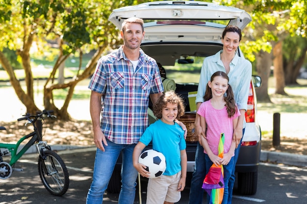 Familia feliz preparándose para el viaje por carretera