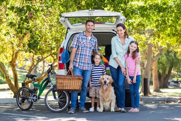 Familia feliz preparándose para el viaje por carretera