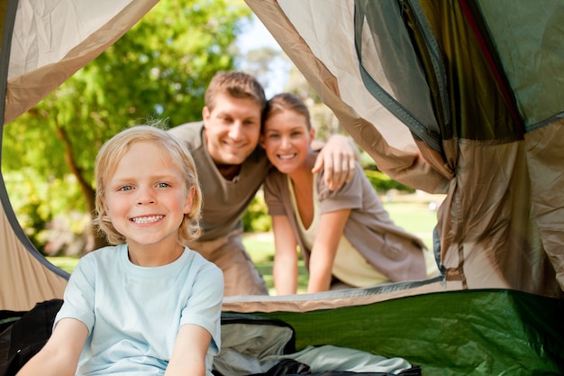 Familia feliz que acampa en el parque