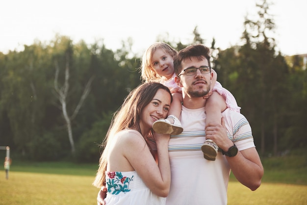 Familia feliz quedarse afuera