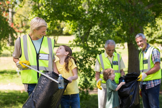 Familia feliz recogiendo basura