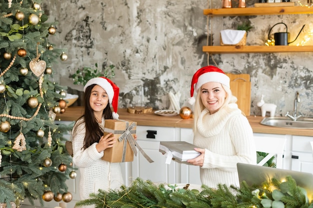 familia feliz con regalo de navidad.