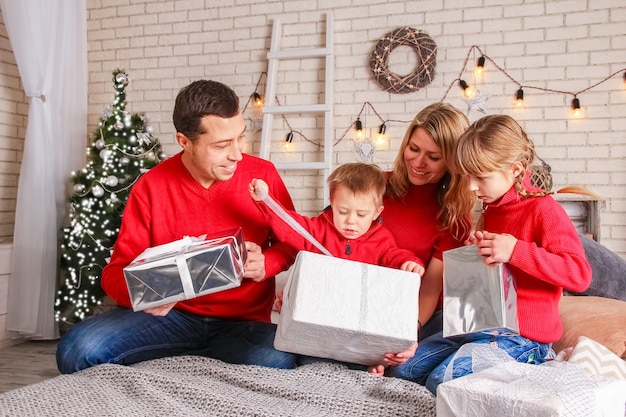 Una familia feliz con regalos en Navidad