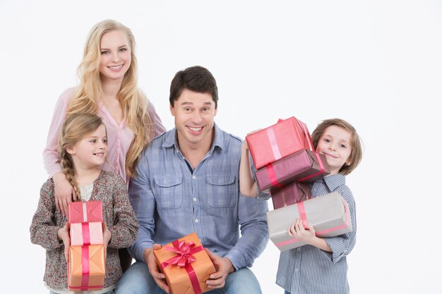 Familia feliz con regalos.