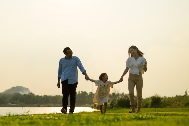 Familia feliz relajándose y descansando juntos en el parque el fin de semana