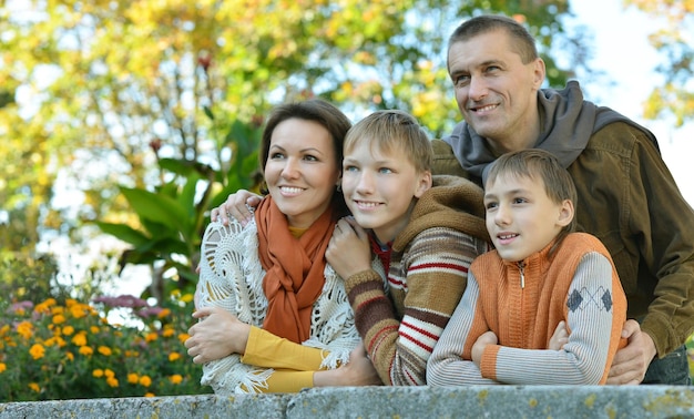 Familia feliz relajándose en el parque