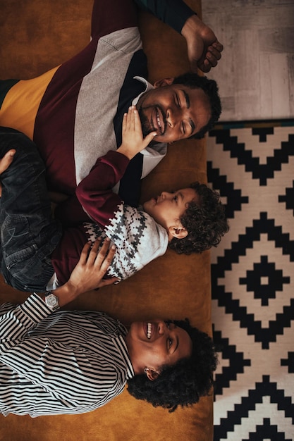 Familia feliz relajándose en el sofá juntos en casa