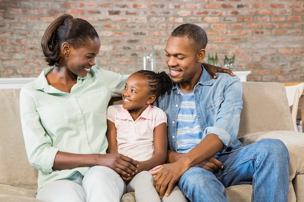 Família feliz relaxando no sofá