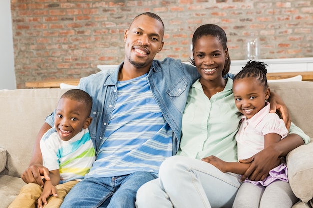 Família feliz relaxando no sofá