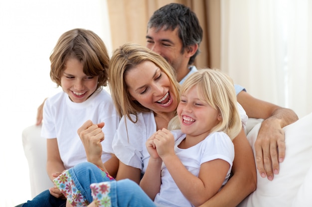 Família feliz relaxando no sofá