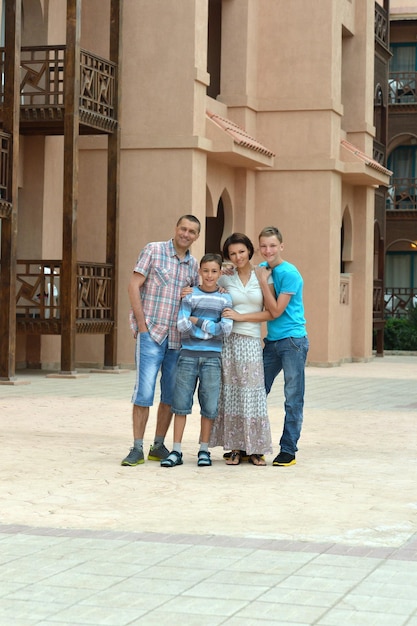 Familia feliz en el resort