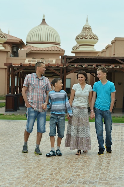 Familia feliz en ressort tropical