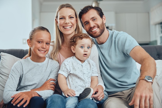 Familia feliz y retrato de sofá con niños en casa en Australia para la unión y la unión Familia en casa madre y papá con niños pequeños relajándose en el sofá de la sala de estar con una sonrisa alegre