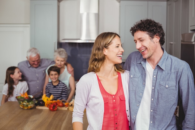 Família feliz rindo na cozinha