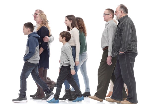 Familia feliz con ropa informal caminando hacia adelante