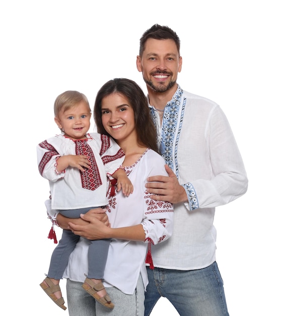 Foto familia feliz con ropa nacional ucraniana de fondo blanco