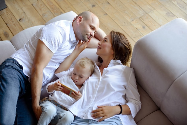 Familia feliz en la sala juntos