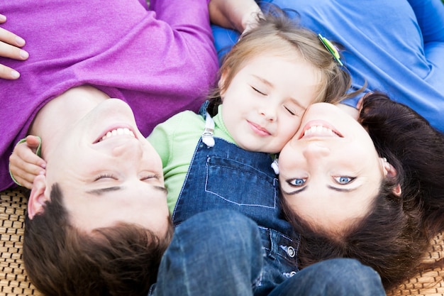 Família feliz se divertindo ao ar livre