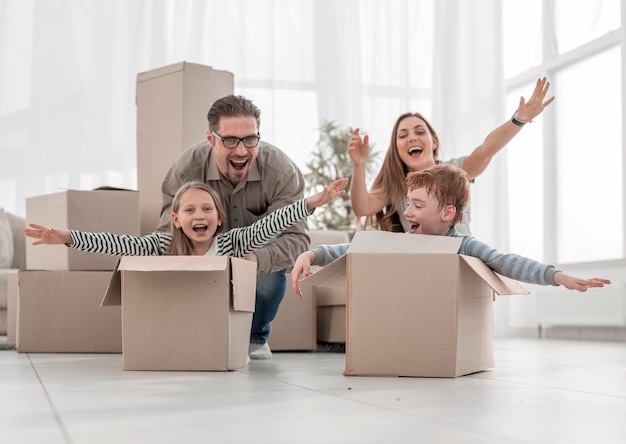 Família feliz se divertindo em um novo apartamento