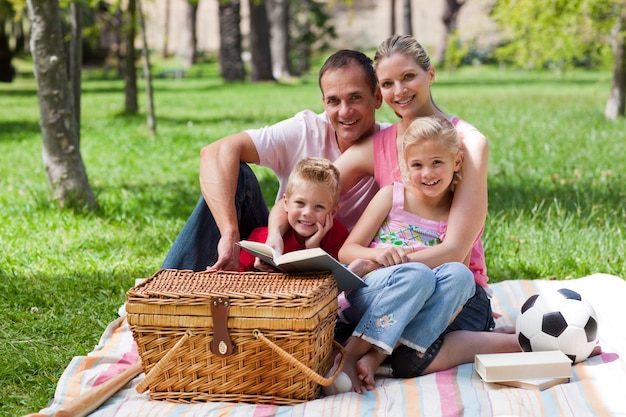 Família feliz se divertindo em um parque