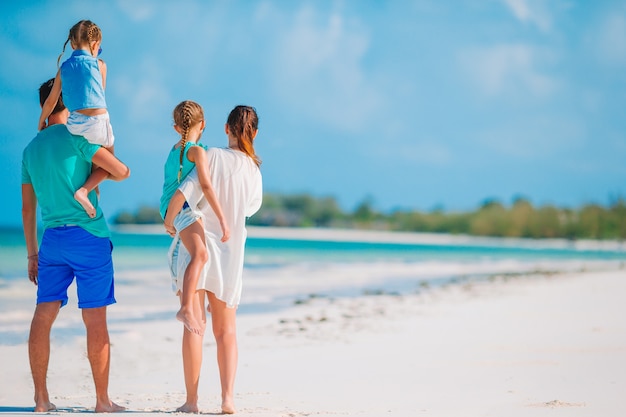 Família feliz se divertindo em uma praia tropical