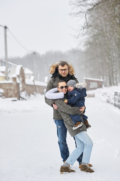 Família feliz se divertindo fora de casa no inverno