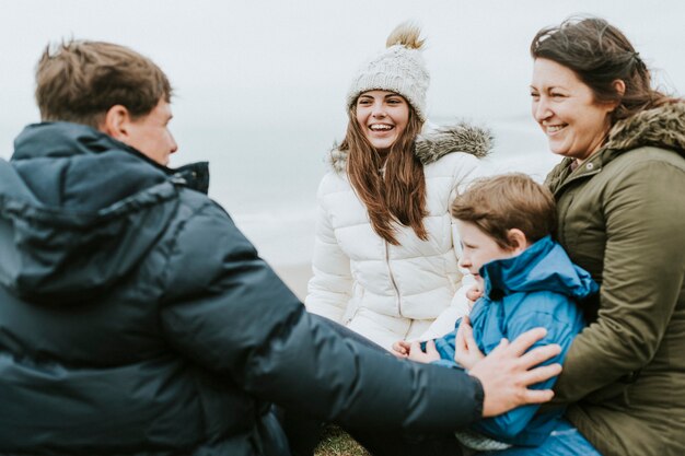 Família feliz se divertindo juntos