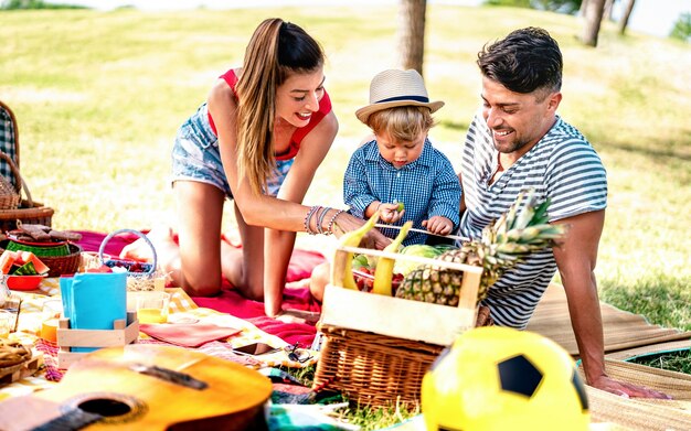 Família feliz se divertindo na festa de piquenique