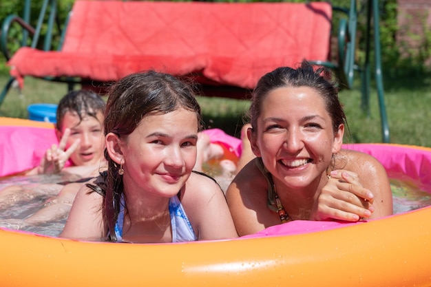 Família feliz se divertindo na piscina verão