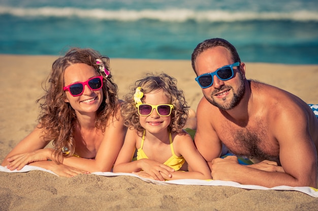 Família feliz se divertindo na praia Férias de verão e conceito de viagens