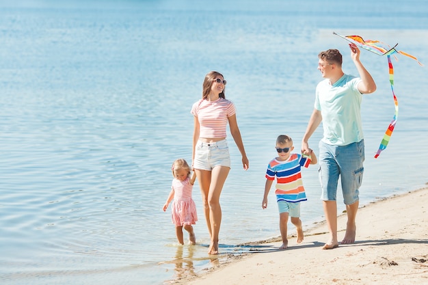 Família feliz se divertindo na praia.