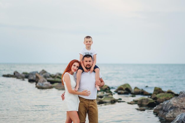 Família feliz se divertindo nas férias de verão Pai mãe e filho