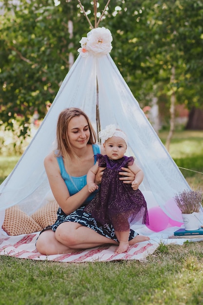 família feliz se divertindo no jardim