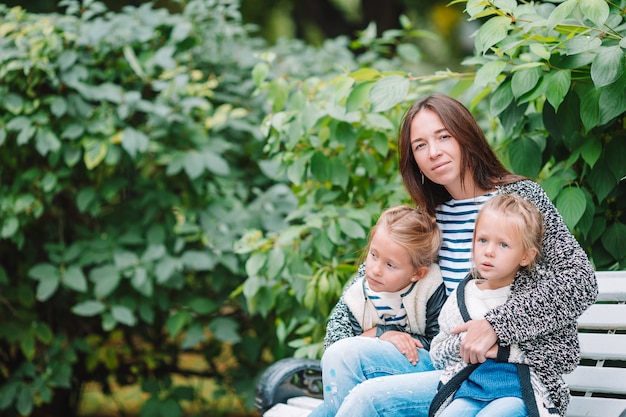 Família feliz se divertindo no lindo dia de outono