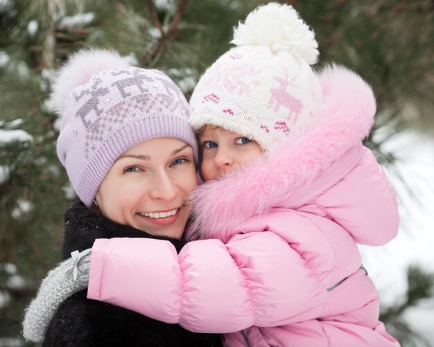 Família feliz se divertindo no parque de inverno