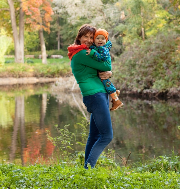 Família feliz se divertindo no parque outono