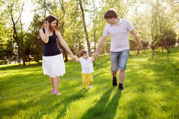 Família feliz se divertindo no parque