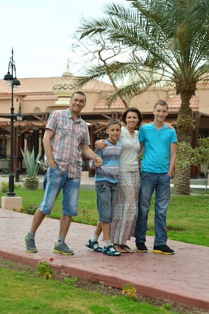 Família feliz se divertindo no resort tropical.