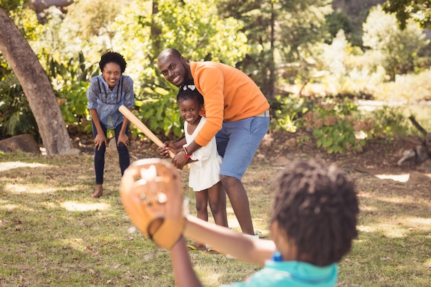 Família feliz se divertindo