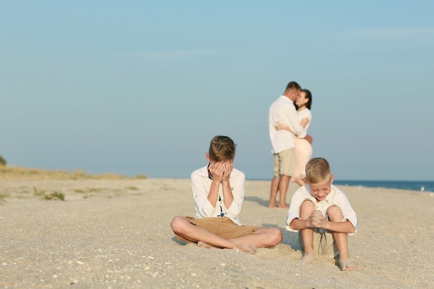 Família feliz se divertir na praia.