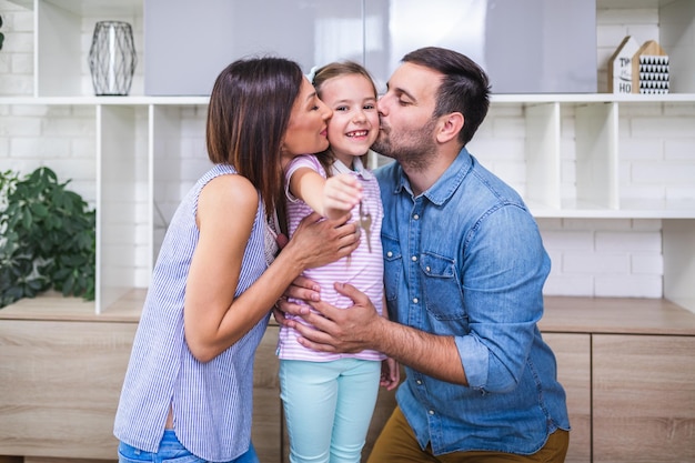 Família feliz se mudando para sua nova casa.