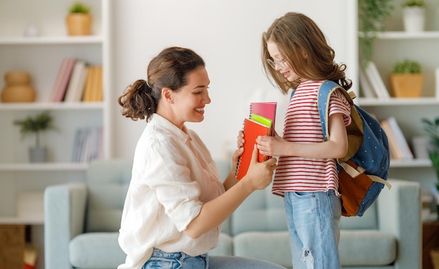 Família feliz se preparando para a escola